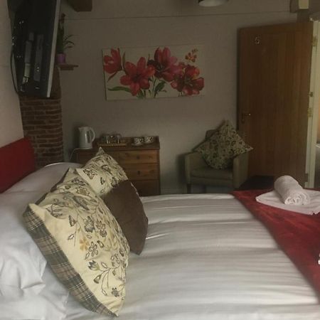 罗伊斯顿The Chequers住宿加早餐旅馆 外观 照片