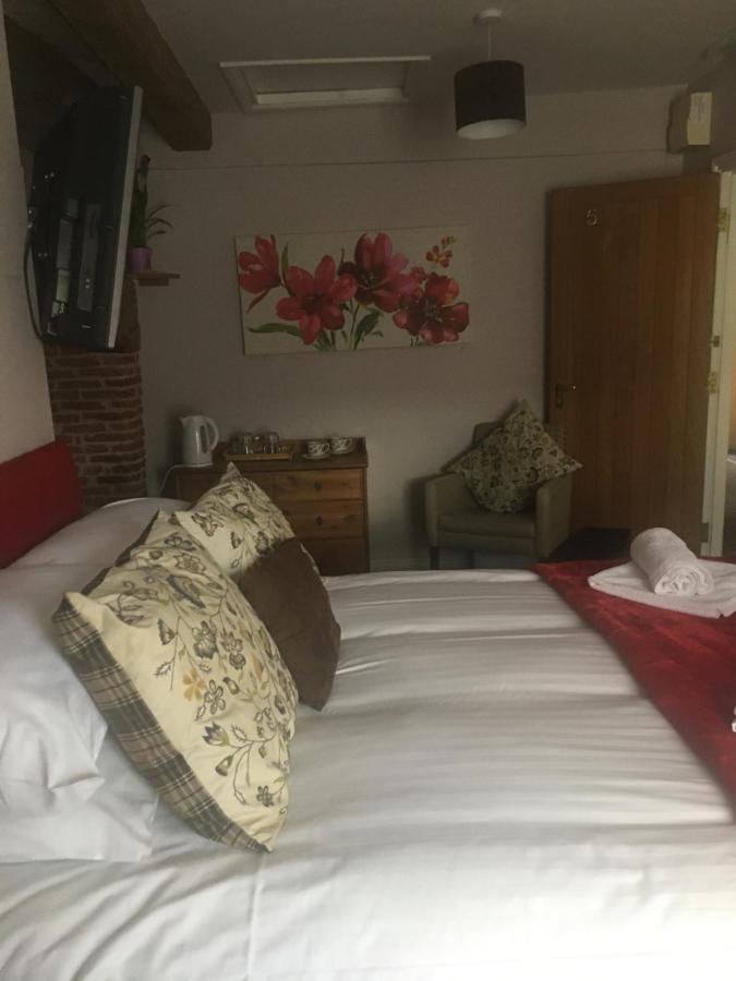 罗伊斯顿The Chequers住宿加早餐旅馆 外观 照片